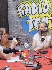 La presentadora Mar Llerena y Carmen Ballester en el estudio de Radio Tentación hablando sobre el impacto del diálogo interno en la autoestima